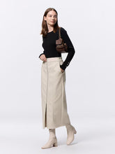 Load image into Gallery viewer, GU Fleece-lined Front Zip Skirt Q
