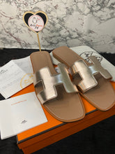 Load image into Gallery viewer, Hermes Oran Size 37.5
